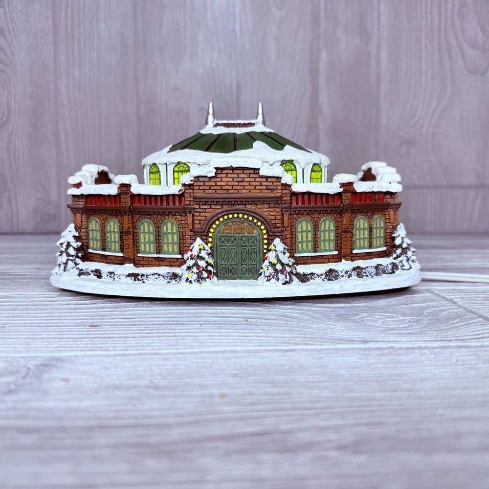 Hawthorne Village Budweiser Roundhouse Stable Holiday Collection miniature house